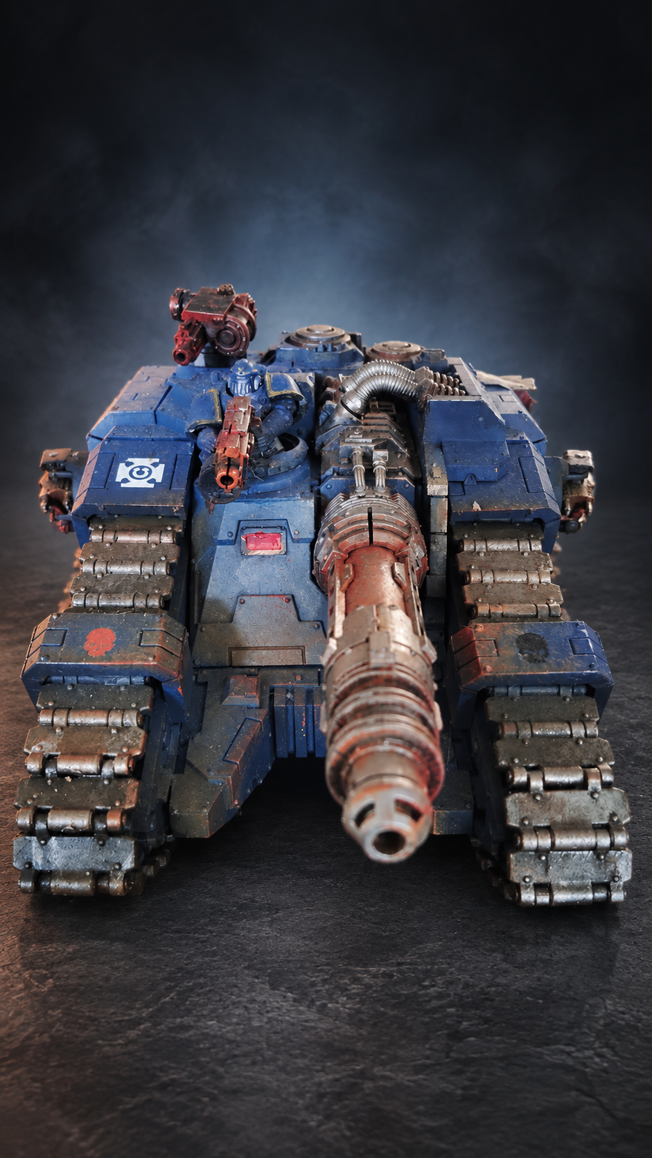 Blue battle-worn Warhammer tank with a large forward cannon